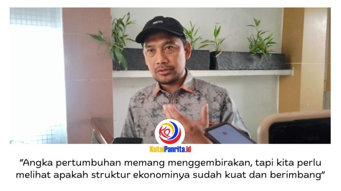 
 Wakil Ketua Pansus LKPJ DPRD Kota Samarinda, Abdul Rohim, memberikan keterangan kepada awak media terkait penilaian DPRD bahwa struktur pertumbuhan ekonomi daerah masih belum kokoh karena bergantung pada sektor tertentu. Hal ini mencuat dalam pembahasan Pansus LKPJ Kepala Daerah yang menyoroti arah kebijakan pembangunan ekonomi ke depan. Foto: Fathur Rabbany.