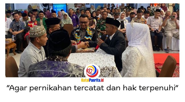 Bupati Kutai Kartanegara, Aulia Rahman Basri, menjadi saksi pernikahan massal di Mal Pelayanan Publik (MPP) Kukar, Rabu (29/4/2026). Foto: Fairuzzabady.