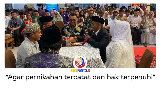 
 Bupati Kutai Kartanegara, Aulia Rahman Basri, menjadi saksi pernikahan massal di Mal Pelayanan Publik (MPP) Kukar, Rabu (29/4/2026). Foto: Fairuzzabady.