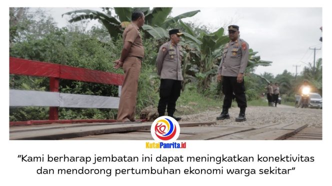 
 Wakapolres Kutai Kartanegara, Kompol Izdiharuddin Faris Raharja Putra, didampingi Kapolsek Loa Kulu AKP Hari Supranoto dan Pj Kepala Desa Jonggon Desa Indra Herman Kusuma, meninjau hasil renovasi Jembatan Merah Putih Presisi di Sungai Segara RT 001, Jonggon Desa, Kecamatan Loa Kulu, Senin (13/4/2026). Dok: Humas Polres Kutai Kartanegara.