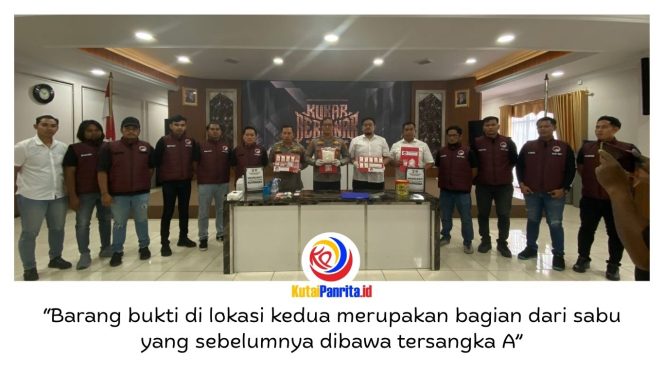 
 Kapolres Kutai Kartanegara AKBP Khairul Basyar, didampingi Wakapolres Kukar Kompol Izdiharuddin Faris Raharja Putra, Kasat Narkoba Polres Kukar AKP Yohannes Bonar Adiguna, Kasi Humas Iptu Maryono, KBO Satresnarkoba Iptu Sugiono, serta Kanit I Satresnarkoba Ipda Steven Moses bersama jajaran, menunjukkan barang bukti sabu hasil pengungkapan peredaran gelap narkotika di Kecamatan Loa Janan dalam kegiatan press release di Ruang Catur Prasetya, Lantai III Mako Polres Kukar, Rabu (15/4/2026). Foto: Fairuzzabady.