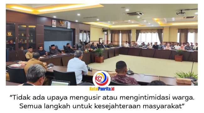Suasana Rapat Dengar Pendapat (RDP) gabungan Komisi I, II, dan III DPRD Kabupaten Kutai Kartanegara bersama sejumlah pihak terkait yang membahas polemik wirausaha masyarakat di kawasan Hutan Lindung Bukit Soeharto, di Ruang Banmus DPRD Kukar, Senin (27/4/2026). Foto: Akmal Hafidz Krisnowo.