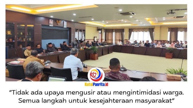 
 Suasana Rapat Dengar Pendapat (RDP) gabungan Komisi I, II, dan III DPRD Kabupaten Kutai Kartanegara bersama sejumlah pihak terkait yang membahas polemik wirausaha masyarakat di kawasan Hutan Lindung Bukit Soeharto, di Ruang Banmus DPRD Kukar, Senin (27/4/2026). Foto: Akmal Hafidz Krisnowo.