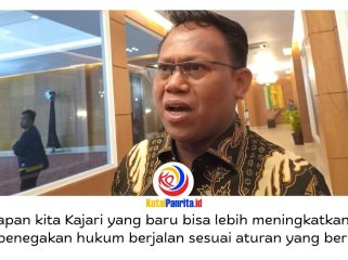 Ketua Komisi I DPRD Kota Samarinda, Samri Shaputra, menyampaikan apresiasi atas kinerja Kepala Kejaksaan Negeri (Kajari) Samarinda sebelumnya saat menghadiri acara pisah sambut di Ballroom Hotel Puri Senyiur Samarinda, Rabu malam (15/4/2026). Foto: Yana Ashari.