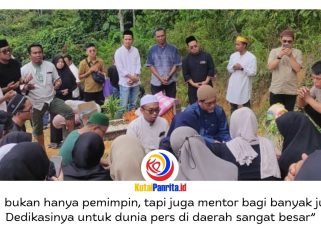 Suasana duka keluarga, kerabat, dan sahabat saat menghadiri pemakaman almarhum Mohammad Sukri, Ketua Jaringan Media Siber Indonesia (JMSI) Kalimantan Timur, di TPU Lok Bahu, Kecamatan Sungai Kunjang, Gang Kita RT 29, Samarinda. Foto: Yana Ashari.