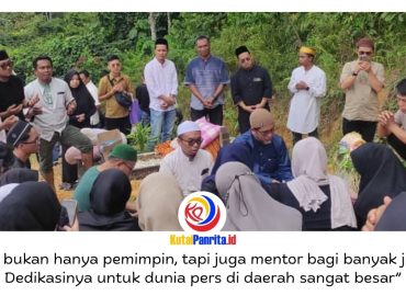 Suasana duka keluarga, kerabat, dan sahabat saat menghadiri pemakaman almarhum Mohammad Sukri, Ketua Jaringan Media Siber Indonesia (JMSI) Kalimantan Timur, di TPU Lok Bahu, Kecamatan Sungai Kunjang, Gang Kita RT 29, Samarinda. Foto: Yana Ashari.