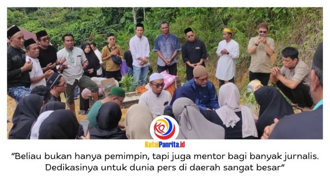 
 Suasana duka keluarga, kerabat, dan sahabat saat menghadiri pemakaman almarhum Mohammad Sukri, Ketua Jaringan Media Siber Indonesia (JMSI) Kalimantan Timur, di TPU Lok Bahu, Kecamatan Sungai Kunjang, Gang Kita RT 29, Samarinda. Foto: Yana Ashari.