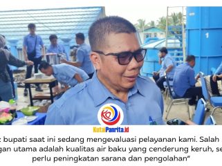 Direktur Utama Perumda Air Minum Tirta Mahakam Kukar, Suparno, memberikan keterangan terkait tantangan peningkatan layanan air bersih, khususnya kualitas air baku dan keterbatasan kapasitas produksi. Foto: Akmal Hafidz Krisnowo.