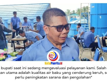Direktur Utama Perumda Air Minum Tirta Mahakam Kukar, Suparno, memberikan keterangan terkait tantangan peningkatan layanan air bersih, khususnya kualitas air baku dan keterbatasan kapasitas produksi. Foto: Akmal Hafidz Krisnowo.