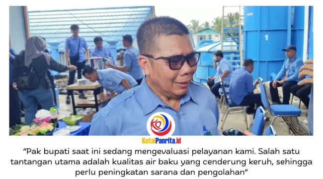 Direktur Utama Perumda Air Minum Tirta Mahakam Kukar, Suparno, memberikan keterangan terkait tantangan peningkatan layanan air bersih, khususnya kualitas air baku dan keterbatasan kapasitas produksi. Foto: Akmal Hafidz Krisnowo.