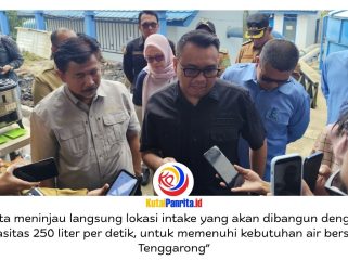 Bupati Kutai Kartanegara Aulia Rahman Basri memberikan keterangan kepada awak media usai meninjau lokasi pembangunan Intake Bekotok di Tenggarong, Selasa (28/4/2026), dalam rangka peningkatan kapasitas produksi air bersih. Foto: Akmal Hafidz Krisnowo.