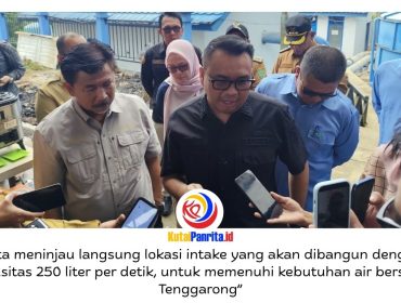 Bupati Kutai Kartanegara Aulia Rahman Basri memberikan keterangan kepada awak media usai meninjau lokasi pembangunan Intake Bekotok di Tenggarong, Selasa (28/4/2026), dalam rangka peningkatan kapasitas produksi air bersih. Foto: Akmal Hafidz Krisnowo.