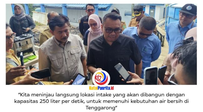 Bupati Kutai Kartanegara Aulia Rahman Basri memberikan keterangan kepada awak media usai meninjau lokasi pembangunan Intake Bekotok di Tenggarong, Selasa (28/4/2026), dalam rangka peningkatan kapasitas produksi air bersih. Foto: Akmal Hafidz Krisnowo.