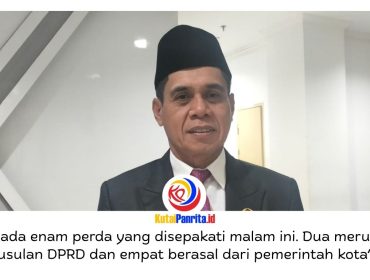 Ketua DPRD Kota Samarinda, Helmi Abdullah, memberikan keterangan kepada awak media usai Rapat Paripurna Masa Persidangan II Tahun 2026 dengan agenda penandatanganan persetujuan bersama terhadap rancangan peraturan daerah (raperda) di luar Program Pembentukan Peraturan Daerah (Propemperda) Tahun 2026 di Ruang Paripurna DPRD Kota Samarinda, Rabu (13/5/2026) malam. Foto: Fathur Rabbany.