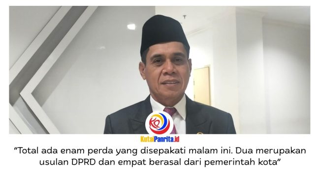 Ketua DPRD Kota Samarinda, Helmi Abdullah, memberikan keterangan kepada awak media usai Rapat Paripurna Masa Persidangan II Tahun 2026 dengan agenda penandatanganan persetujuan bersama terhadap rancangan peraturan daerah (raperda) di luar Program Pembentukan Peraturan Daerah (Propemperda) Tahun 2026 di Ruang Paripurna DPRD Kota Samarinda, Rabu (13/5/2026) malam. Foto: Fathur Rabbany.