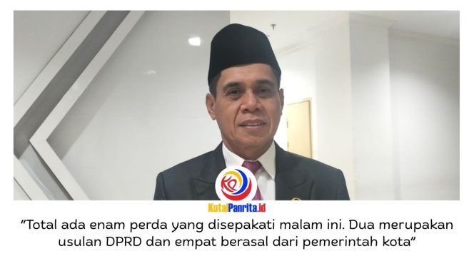 
 Ketua DPRD Kota Samarinda, Helmi Abdullah, memberikan keterangan kepada awak media usai Rapat Paripurna Masa Persidangan II Tahun 2026 dengan agenda penandatanganan persetujuan bersama terhadap rancangan peraturan daerah (raperda) di luar Program Pembentukan Peraturan Daerah (Propemperda) Tahun 2026 di Ruang Paripurna DPRD Kota Samarinda, Rabu (13/5/2026) malam. Foto: Fathur Rabbany.