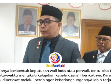 Wali Kota Samarinda, Andi Harun, memberikan keterangan kepada awak media terkait dorongan penguatan dasar hukum berbagai festival budaya dan agenda pariwisata daerah melalui peraturan daerah (perda) agar pelaksanaannya lebih terjamin, berkelanjutan, dan tidak mudah berubah seiring pergantian kepemimpinan daerah usai Rapat Paripurna DPRD Kota Samarinda, Rabu (13/5/2026) malam. Foto: Fathur Rabbany.