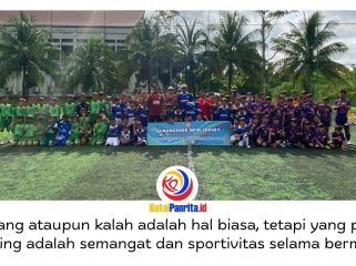 Kepala Dinas Pemuda dan Olahraga (Dispora) Kabupaten Kutai Kartanegara (Kukar), Aji Ali Husni, didampingi Kepala Sekolah MI RHQ Islamic School, Irfan Zidni Maulidana, berfoto bersama para peserta usai pembukaan Turnamen Mini Soccer dan Launching Jersey terbaru RHQ Football Academy di Fatma Sport Center Tenggarong, Sabtu (23/5/2026). Foto: Fairuzzabady.