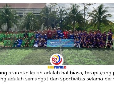 Kepala Dinas Pemuda dan Olahraga (Dispora) Kabupaten Kutai Kartanegara (Kukar), Aji Ali Husni, didampingi Kepala Sekolah MI RHQ Islamic School, Irfan Zidni Maulidana, berfoto bersama para peserta usai pembukaan Turnamen Mini Soccer dan Launching Jersey terbaru RHQ Football Academy di Fatma Sport Center Tenggarong, Sabtu (23/5/2026). Foto: Fairuzzabady.