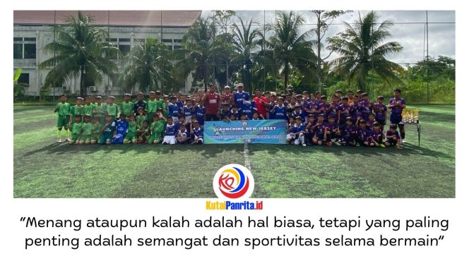 
 Kepala Dinas Pemuda dan Olahraga (Dispora) Kabupaten Kutai Kartanegara (Kukar), Aji Ali Husni, didampingi Kepala Sekolah MI RHQ Islamic School, Irfan Zidni Maulidana, berfoto bersama para peserta usai pembukaan Turnamen Mini Soccer dan Launching Jersey terbaru RHQ Football Academy di Fatma Sport Center Tenggarong, Sabtu (23/5/2026). Foto: Fairuzzabady.