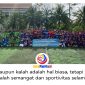 Kepala Dinas Pemuda dan Olahraga (Dispora) Kabupaten Kutai Kartanegara (Kukar), Aji Ali Husni, didampingi Kepala Sekolah MI RHQ Islamic School, Irfan Zidni Maulidana, berfoto bersama para peserta usai pembukaan Turnamen Mini Soccer dan Launching Jersey terbaru RHQ Football Academy di Fatma Sport Center Tenggarong, Sabtu (23/5/2026). Foto: Fairuzzabady.