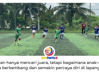 Suasana pertandingan Turnamen Mini Soccer antara RHQ FA 1 melawan SSB James Bond di Fatma Sport Center Tenggarong, Sabtu (23/5/2026). Para pemain usia dini tampak bersemangat memperebutkan bola dalam laga yang berlangsung penuh sportivitas. Foto: Fairuzzabady.