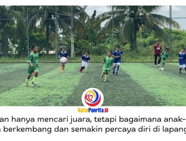 Suasana pertandingan Turnamen Mini Soccer antara RHQ FA 1 melawan SSB James Bond di Fatma Sport Center Tenggarong, Sabtu (23/5/2026). Para pemain usia dini tampak bersemangat memperebutkan bola dalam laga yang berlangsung penuh sportivitas. Foto: Fairuzzabady.