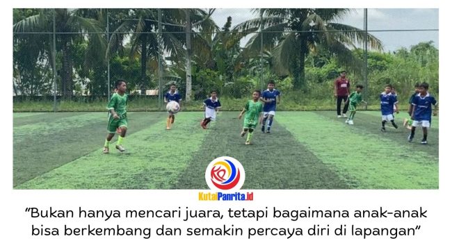 Suasana pertandingan Turnamen Mini Soccer antara RHQ FA 1 melawan SSB James Bond di Fatma Sport Center Tenggarong, Sabtu (23/5/2026). Para pemain usia dini tampak bersemangat memperebutkan bola dalam laga yang berlangsung penuh sportivitas. Foto: Fairuzzabady.