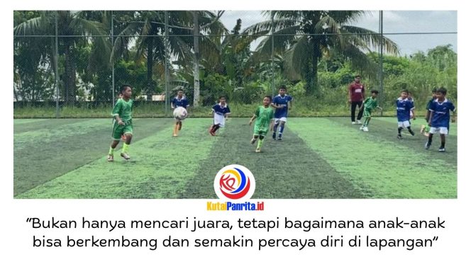 
 Suasana pertandingan Turnamen Mini Soccer antara RHQ FA 1 melawan SSB James Bond di Fatma Sport Center Tenggarong, Sabtu (23/5/2026). Para pemain usia dini tampak bersemangat memperebutkan bola dalam laga yang berlangsung penuh sportivitas. Foto: Fairuzzabady.