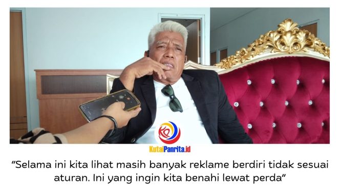 
 Ketua Pansus I DPRD Samarinda, Markaca, memberikan keterangan terkait regulasi reklame untuk menata pemasangan dan memastikan seluruhnya berizin resmi. Foto: Fathur Rabbany.