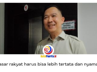 Anggota Pansus II DPRD Kota Samarinda, Viktor Yuan, memberikan keterangan terkait regulasi yang diharapkan menjadi dasar hukum dalam pengelolaan pasar rakyat agar lebih tertata, bersih, nyaman, dan mampu bersaing dengan pusat perbelanjaan modern. Foto: Fathur Rabbany.