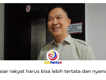 Anggota Pansus II DPRD Kota Samarinda, Viktor Yuan, memberikan keterangan terkait regulasi yang diharapkan menjadi dasar hukum dalam pengelolaan pasar rakyat agar lebih tertata, bersih, nyaman, dan mampu bersaing dengan pusat perbelanjaan modern. Foto: Fathur Rabbany.