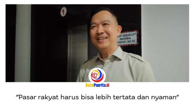 
 Anggota Pansus II DPRD Kota Samarinda, Viktor Yuan, memberikan keterangan terkait regulasi yang diharapkan menjadi dasar hukum dalam pengelolaan pasar rakyat agar lebih tertata, bersih, nyaman, dan mampu bersaing dengan pusat perbelanjaan modern. Foto: Fathur Rabbany.