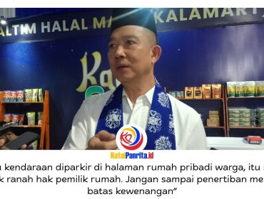 Anggota Komisi II DPRD Kota Samarinda, Viktor Yuan memberikan keterangan terkait penertiban kendaraan pelajar oleh Dinas Perhubungan (Dishub) Kota Samarinda, khususnya yang diparkir di area rumah warga di kawasan Wijayakusuma I, Samarinda. Foto: Fathur Rabbany.