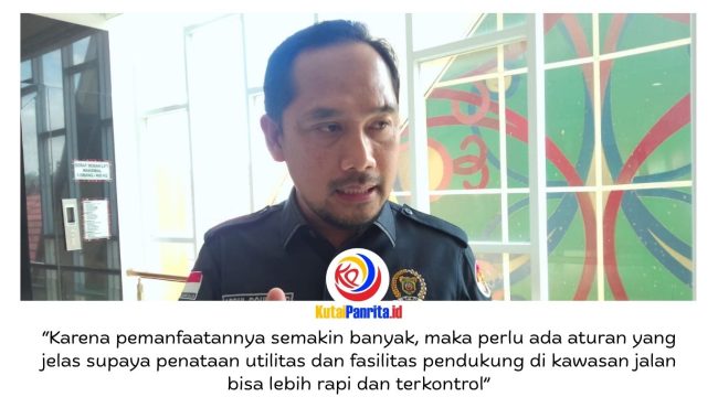 Wakil Ketua Bapemperda DPRD Kota Samarinda, Abdul Rohim, memberikan keterangan terkait Rancangan Peraturan Daerah (Raperda) yang disusun untuk mengatur pemanfaatan ruang jalan secara lebih tertib, terintegrasi, dan berkelanjutan tanpa mengganggu fungsi utama jalan sebagai sarana transportasi masyarakat. Foto: Fathur Rabbany.
