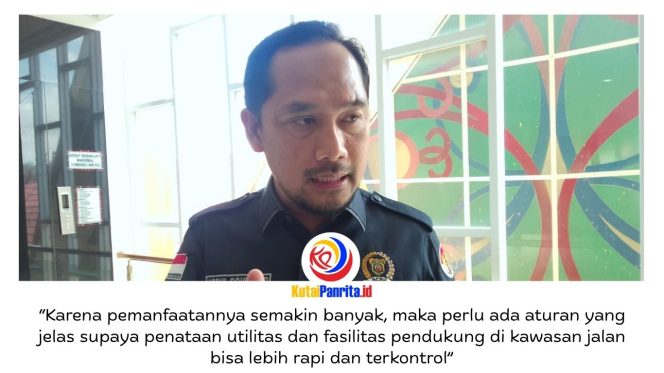
 Wakil Ketua Bapemperda DPRD Kota Samarinda, Abdul Rohim, memberikan keterangan terkait Rancangan Peraturan Daerah (Raperda) yang disusun untuk mengatur pemanfaatan ruang jalan secara lebih tertib, terintegrasi, dan berkelanjutan tanpa mengganggu fungsi utama jalan sebagai sarana transportasi masyarakat. Foto: Fathur Rabbany.