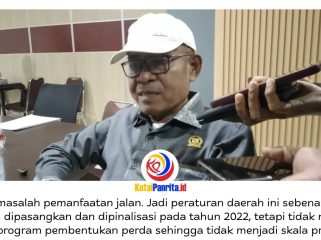 Ketua Bapemperda DPRD Kota Samarinda, Kamaruddin, memberikan keterangan terkait pembahasan Rancangan Peraturan Daerah (Raperda) tentang Pemanfaatan Jalan Kota Samarinda yang menyoroti berbagai aspek pengaturan dan pemanfaatan jalan, termasuk sinkronisasi dengan sejumlah regulasi yang telah berlaku sebelumnya. Foto: Fathur Rabbany.