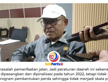 Ketua Bapemperda DPRD Kota Samarinda, Kamaruddin, memberikan keterangan terkait pembahasan Rancangan Peraturan Daerah (Raperda) tentang Pemanfaatan Jalan Kota Samarinda yang menyoroti berbagai aspek pengaturan dan pemanfaatan jalan, termasuk sinkronisasi dengan sejumlah regulasi yang telah berlaku sebelumnya. Foto: Fathur Rabbany.