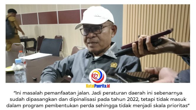 
 Ketua Bapemperda DPRD Kota Samarinda, Kamaruddin, memberikan keterangan terkait pembahasan Rancangan Peraturan Daerah (Raperda) tentang Pemanfaatan Jalan Kota Samarinda yang menyoroti berbagai aspek pengaturan dan pemanfaatan jalan, termasuk sinkronisasi dengan sejumlah regulasi yang telah berlaku sebelumnya. Foto: Fathur Rabbany.