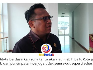 Ketua Komisi I DPRD Kota Samarinda, Samri Shaputra, memberikan keterangan terkait pentingnya penataan reklame di Kota Samarinda yang dinilai sudah menjadi kebutuhan mendesak. Menurutnya, pengaturan yang lebih tegas melalui regulasi tidak hanya akan memperbaiki estetika kota, tetapi juga mampu meningkatkan Pendapatan Asli Daerah (PAD). Foto: Fathur Rabbany.