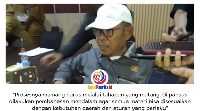 Ketua Bapemperda DPRD Kota Samarinda, Kamaruddin, memberikan keterangan terkait pembahasan di tingkat pansus menjadi tahapan penting sebelum raperda dibawa ke rapat paripurna untuk disahkan menjadi peraturan daerah. Foto: Fathur Rabbany.