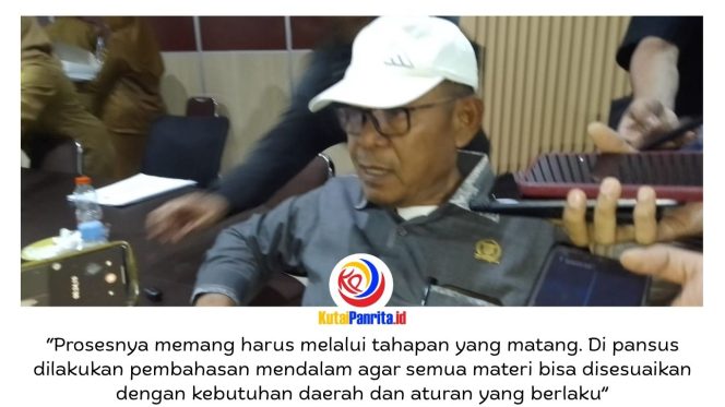 
 Ketua Bapemperda DPRD Kota Samarinda, Kamaruddin, memberikan keterangan terkait pembahasan di tingkat pansus menjadi tahapan penting sebelum raperda dibawa ke rapat paripurna untuk disahkan menjadi peraturan daerah. Foto: Fathur Rabbany.