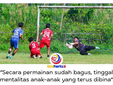 Kiper SSB Tunas Muda berhasil menahan tendangan keras pemain PS Pemuda (jersey biru) dalam laga Arsa Muda Mini Turnamen Trofeo U15 di Lapangan Sepak Bola Desa Loa Raya, Kecamatan Tenggarong Seberang, Kutai Kartanegara, Minggu (24/5/2026). Foto: Dok. Panitia Arsa Muda Mini Turnamen Trofeo U15.