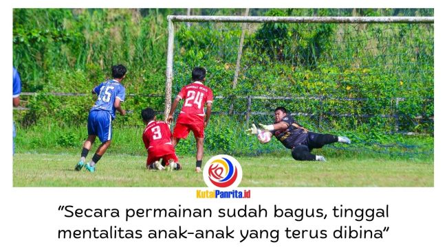 Kiper SSB Tunas Muda berhasil menahan tendangan keras pemain PS Pemuda (jersey biru) dalam laga Arsa Muda Mini Turnamen Trofeo U15 di Lapangan Sepak Bola Desa Loa Raya, Kecamatan Tenggarong Seberang, Kutai Kartanegara, Minggu (24/5/2026). Foto: Dok. Panitia Arsa Muda Mini Turnamen Trofeo U15.