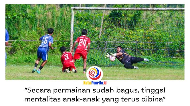 
 Kiper SSB Tunas Muda berhasil menahan tendangan keras pemain PS Pemuda (jersey biru) dalam laga Arsa Muda Mini Turnamen Trofeo U15 di Lapangan Sepak Bola Desa Loa Raya, Kecamatan Tenggarong Seberang, Kutai Kartanegara, Minggu (24/5/2026). Foto: Dok. Panitia Arsa Muda Mini Turnamen Trofeo U15.