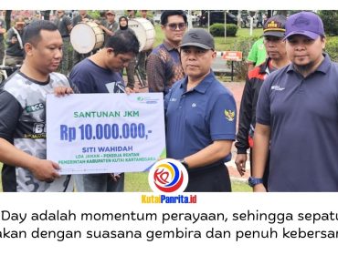 Asisten I Bidang Pemerintahan dan Kesra Setkab Kukar, Ahmad Taufik Hidayat, menyerahkan bantuan kepada pekerja usai apel bersama dalam rangka Peringatan Hari Buruh Internasional (May Day) 2026 di halaman Kantor Bupati Kutai Kartanegara, Jumat (1/5/2026). Foto: Akmal Hafidz Krisnowo.
