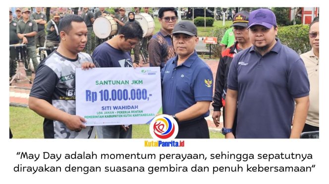 
 Asisten I Bidang Pemerintahan dan Kesra Setkab Kukar, Ahmad Taufik Hidayat, menyerahkan bantuan kepada pekerja usai apel bersama dalam rangka Peringatan Hari Buruh Internasional (May Day) 2026 di halaman Kantor Bupati Kutai Kartanegara, Jumat (1/5/2026). Foto: Akmal Hafidz Krisnowo.