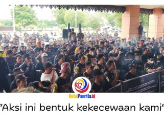 Ratusan massa dari Aliansi Tiga Organisasi Masyarakat (Ormas) daerah yakni Remaong Koetai Berjaya, Kayuh Baimbai, dan Remaong Kutai Menamang, menggelar aksi damai di depan Kantor DPRD Kabupaten Kutai Kartanegara (Kukar), Senin (4/5/2026). Foto: Akmal Hafidz Krisnowo.