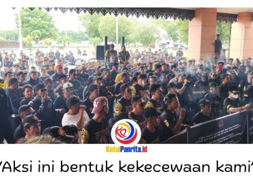 Ratusan massa dari Aliansi Tiga Organisasi Masyarakat (Ormas) daerah yakni Remaong Koetai Berjaya, Kayuh Baimbai, dan Remaong Kutai Menamang, menggelar aksi damai di depan Kantor DPRD Kabupaten Kutai Kartanegara (Kukar), Senin (4/5/2026). Foto: Akmal Hafidz Krisnowo.