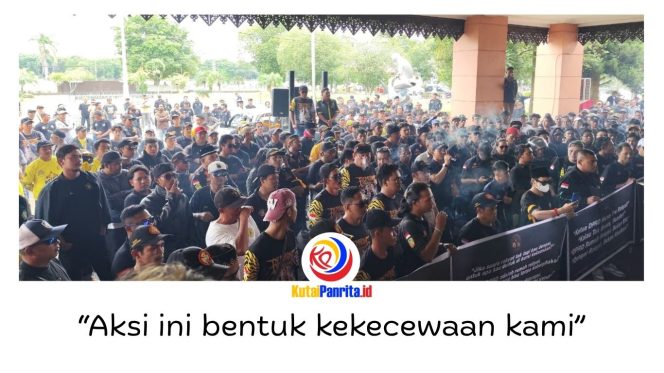 
 Ratusan massa dari Aliansi Tiga Organisasi Masyarakat (Ormas) daerah yakni Remaong Koetai Berjaya, Kayuh Baimbai, dan Remaong Kutai Menamang, menggelar aksi damai di depan Kantor DPRD Kabupaten Kutai Kartanegara (Kukar), Senin (4/5/2026). Foto: Akmal Hafidz Krisnowo.